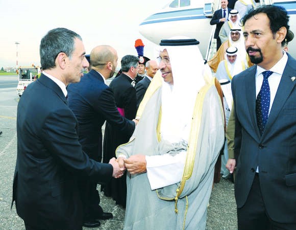 سمو رئيس مجلس الوزراء الشيخ جابر المبارك مصافحا عبدالناصر بوخضور بحضور السفير الشيخ علي الخالد