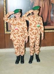 طفلان بالزي العسكري﻿