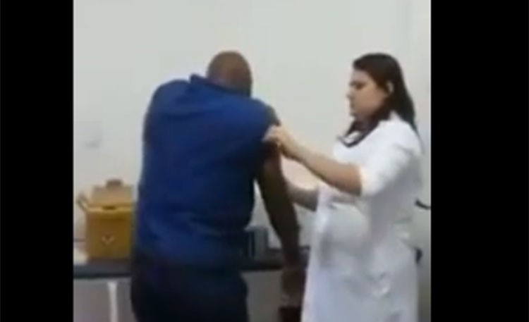 بالفيديو.. رد فعل مضحك لرجل بـ"عضلات ضخمة" يبكي من حقنة 