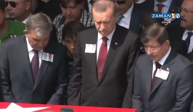 بالفيديو.. أردوغان يخطئ في الصلاة والكاميرات ترصده