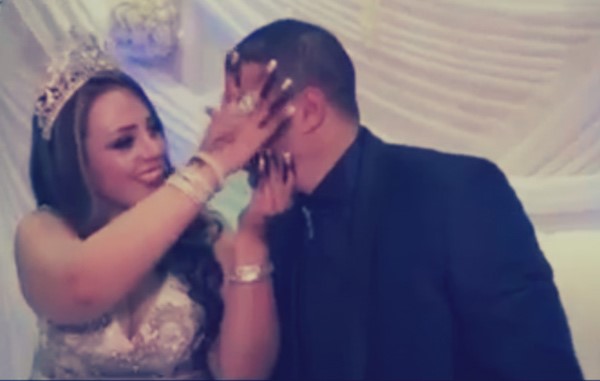 بالفيديو.. عريس مصري يُبكي "معازيم" بفرحه والعروسة "تمسح" دموعه