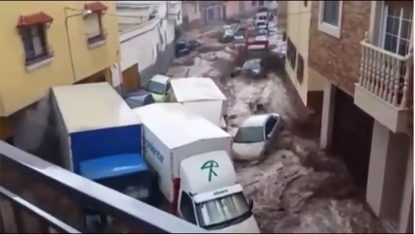 بالفيديو.. مشهد مرعب لسيل جارف يجتاح غرناطة ويجرف عشرات السيارات 