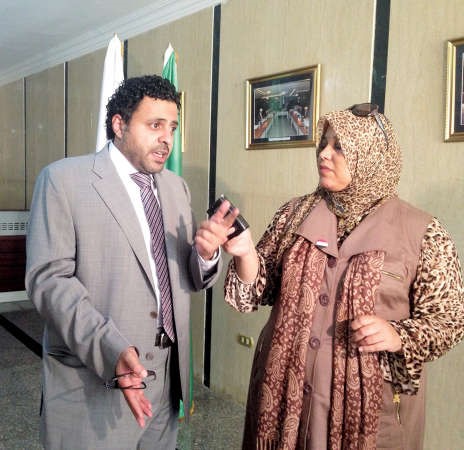 محمد الجبري متحدثا للزميلة هناء السيد ناصر عبدالسيد