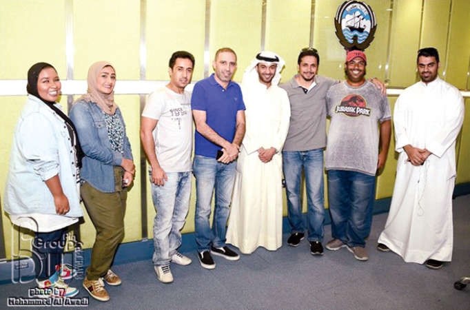 مطرف المطرف يتوسط محمد الدغيشم ونايف النعمة واسامة فودة وفيصل الظفيري واميرة نجم واسماء اليحيوح في استديو البرنامج