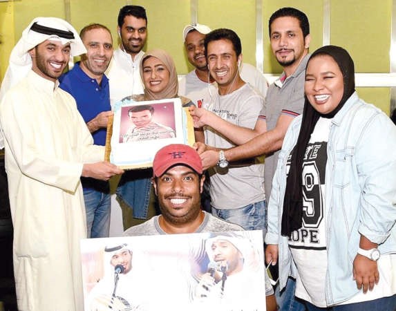 فريق برنامج ابديت يحتفلون بعيد ميلاد مطرف المطرف على طريقتهم الخاصة