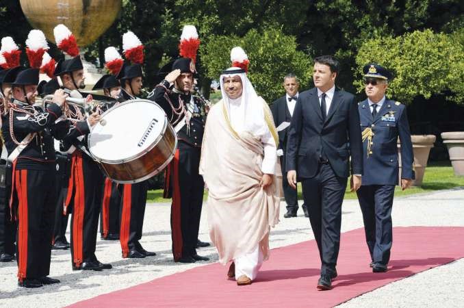 سمو رئيس الوزراء الشيخ جابر المبارك ونظيره الايطالي ماتيو رينتسي يستعرضان حرس الشرف قبيل المباحثات الرسمية 