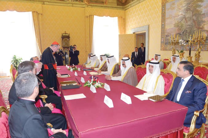 سمو رئيس الوزراء الشيخ جابر المبارك والوفد الكويتي مجتمعا مع رئيس وزراء الفاتيكان
