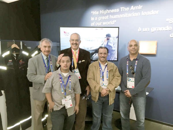 يوسف الجاسم مع عدد من اعضاء فريق رحلة الامل في معرض اكسبو ميلانو 2015﻿