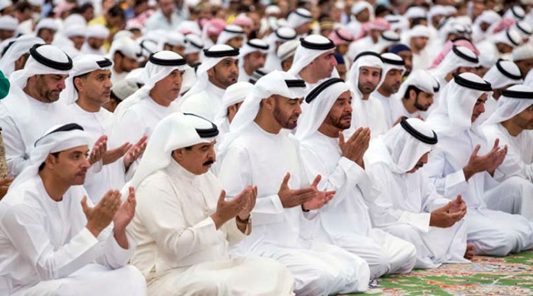عاهل البحرين الملك حمد بن عيسى وصاحب السمو الشيخ محمد بن زايد ال نهيان ولي عهد ابوظبي نائب القائد الاعلى للقوات المسلحة بدولة الامارات العربية المتحدةعقبادائهما صلاة الغائب على ارواح شهداء الواجب من قوات التحالف في اليمن امس	 بنا ﻿