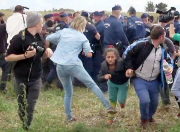 صورة ارشيفية للمصورة المجرية وهي تركل طفلة سورية