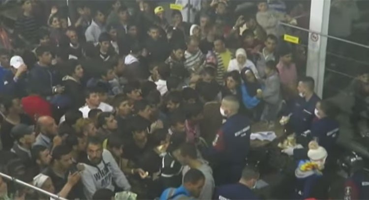 فيديو صادم للشرطة المجرية وهي تقدم الطعام بطريقة مذلة للاجئين