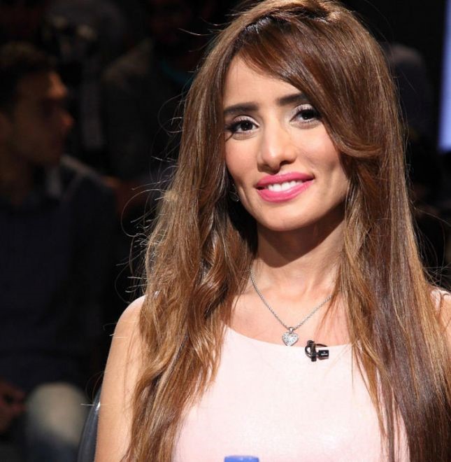 بالصور.. زينة تثأر من اعلامي هاجمها بنشر صورته مع راقصة متحولة جنسياً !