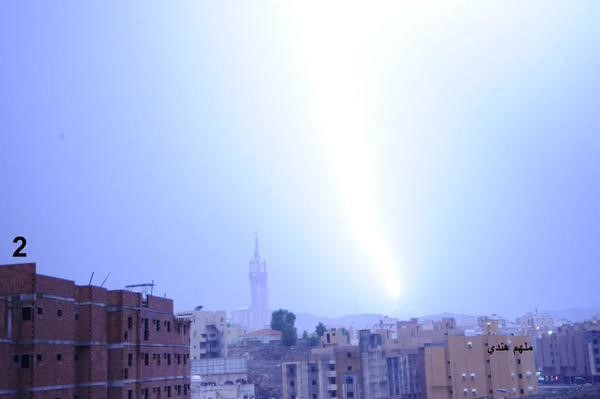 بالصور.. باحث فلكي يوثّق بكاميرته مراحل صاعقة عنيفة ضربت برجاً للاتصالات قرب الحرم المكي