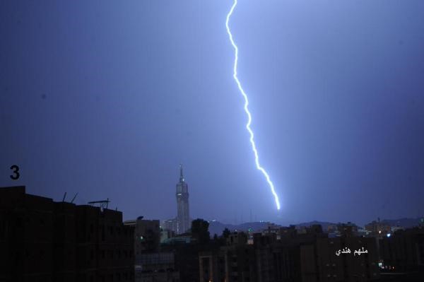 بالصور.. باحث فلكي يوثّق بكاميرته مراحل صاعقة عنيفة ضربت برجاً للاتصالات قرب الحرم المكي