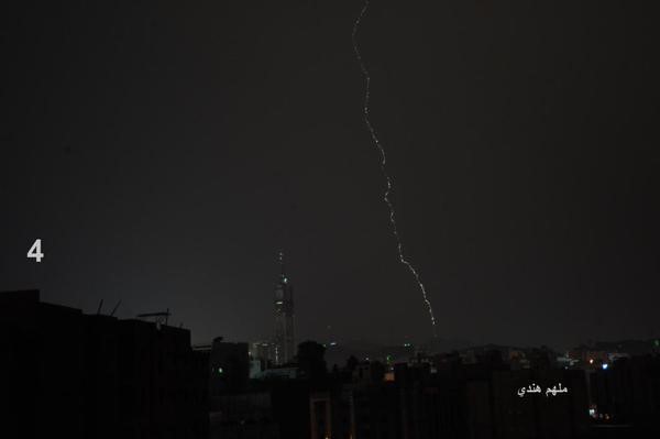 بالصور.. باحث فلكي يوثّق بكاميرته مراحل صاعقة عنيفة ضربت برجاً للاتصالات قرب الحرم المكي