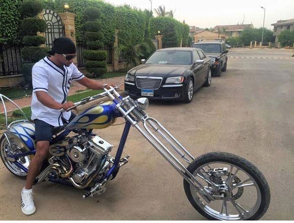 بالصور.. دراجة محمد رمضان شكل تاني