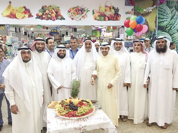 السهلي مع رئيس واعضاء مجلس الادارة على هامش افتتاح فرع الخضار والفاكهة الجديد﻿