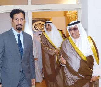 السفير الشيخ علي الخالد في استقبال سمو رئيس الوزراء الشيخ جابر المبارك 