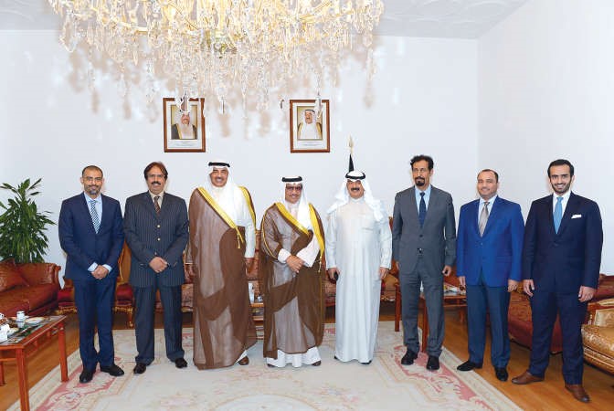 سمو رئيس الوزراء الشيخ جابر المبارك خلال زيارته مقر سفارتنا في روما بحضور الشيخ صباح الخالد وخالد الجارالله والشيخ علي الخالد واعضاء السفارة 