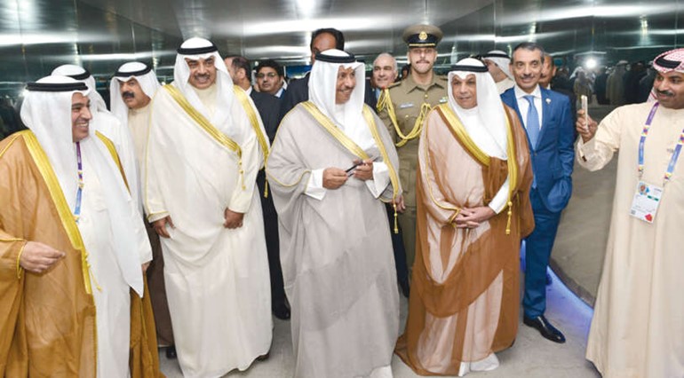 سمو الشيخ جابر المبارك خلال زيارته للمعرض بحضور الشيخ صباح الخالد والشيخ خالد الجراح وخالد الجارالله وفيصل المتلقم وعبدالناصر بوخضور والفنان طارق العلي