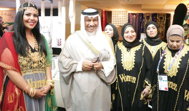 سمو رئيس الوزراء خلال جولته في جناح الكويت 