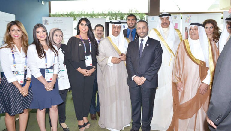 سمو الشيخ جابر المبارك والشيخ صباح الخالد والشيخ خالد الجراح وابرار المسعود داخل الجناح
