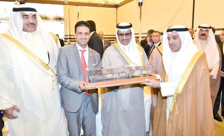 هدية تذكارية الى سمو رئيس الوزراء الشيخ جابر المبارك 
