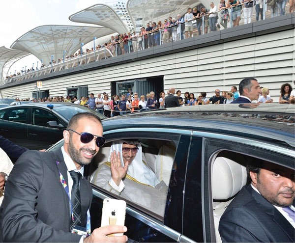 سيلفي للمدون حمد العلي حمد قلم مع سمو رئيس الوزراء الشيخ جابر المبارك لدى وصول سموه الى جناح الكويت في معرض اكسبو ميلانوناصر الصالح