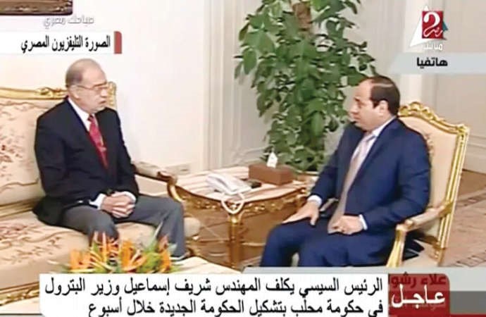 صورة تلفزيونية للرئيس المصري عبدالفتاح السيسي خلال استقباله رئيس الوزراء المكلف شريف اسماعيل امس 