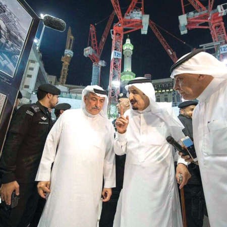 خادم الحرمين الشريفين الملك سلمان بن عبدالعزيز متفقدا موقع سقوط الرافعة