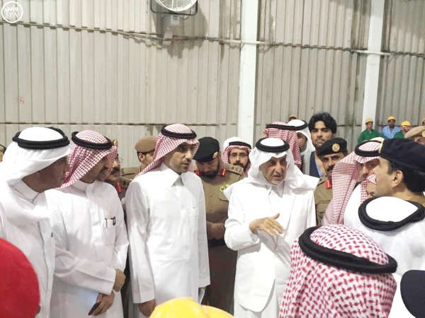 صاحب السمو الملكي الامير خالد الفيصل مستشار خادم الحرمين الشريفين امير منطقة مكة المكرمة خلال تفقده موقع سقوط الرافعة بالحرم المكي امس الاولواس﻿