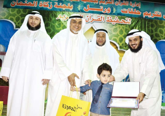 تكريم احد الابناء الفائزين﻿