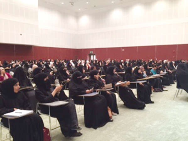 الطالبات يتابعن ﻿