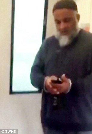 بالفيديو.. بريطانية وضعت قدمها على مقعد قطار بانجلترا فهاجمها مسلم..وحدثت المشادة