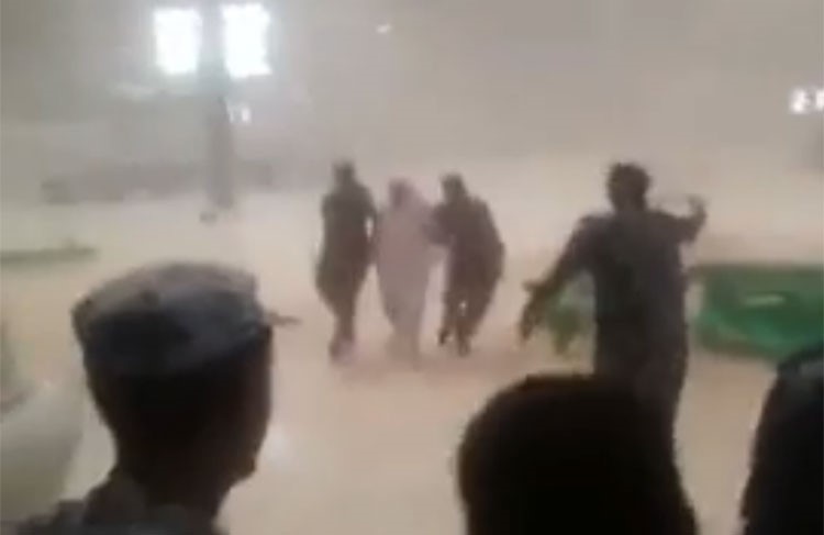 بالفيديو.. لحظة إنقاذ رجال الأمن لسيدة من العاصفة التي ضربت الحرم