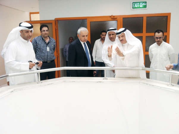 الوزير العيسى ينظر لفتحة التهوية﻿