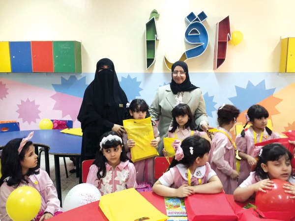 بدرية الخالدي خلال جولتها في احدى المدارس﻿