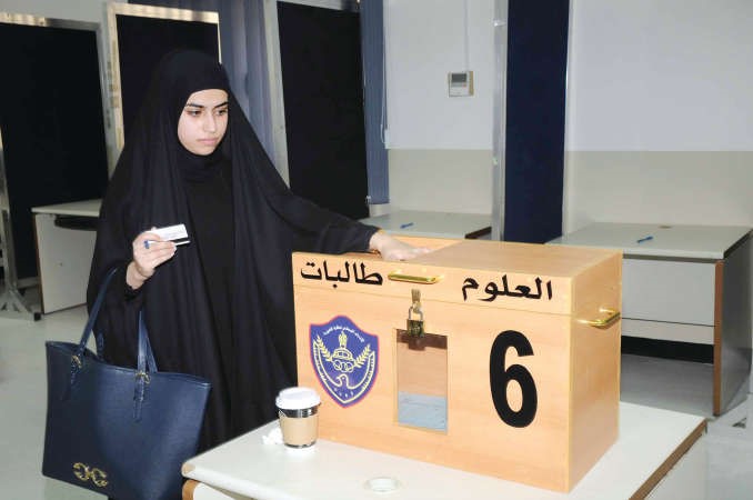 احدى الطالبات بكلية العلوم تدلي بصوتها
﻿