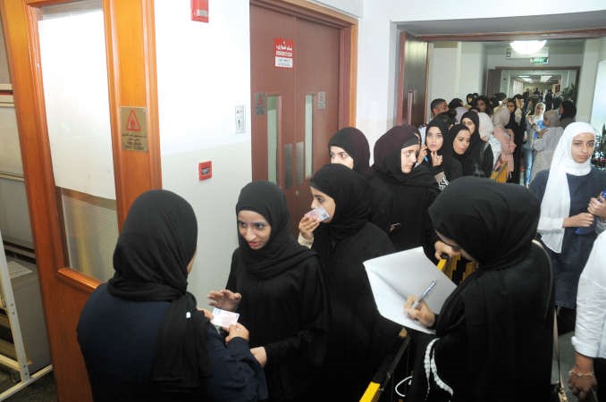 زحام من الطالبات في كلية الطب
﻿