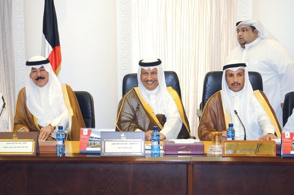 رئيس مجلس الامة مرزوق الغانم وسمو رئيس الوزراء الشيخ جابر المبارك ونائب رئيس الوزراء ووزير الداخلية الشيخ محمد الخالد خلال الاجتماع النيابي - الحكومي امسهاني الشمري