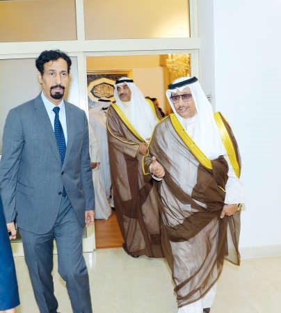 سمو الشيخ جابر المبارك متحدثا الى الشيخ علي الخالد لدى زيارة سموه الى سفارتنا لدى روماويبدو الشيخ صباح الخالد