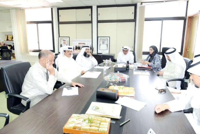 علي الرومي متوسطا جاسم الحمود وناصر العمار وصلاح الشيخ ومنيرة الكندري خلال المؤتمر ﻿