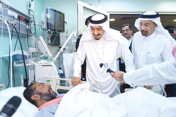 خادم الحرمين الشريفين الملك سلمان بن عبد العزيز يعود احد المصابين بحادث الرافعةواس