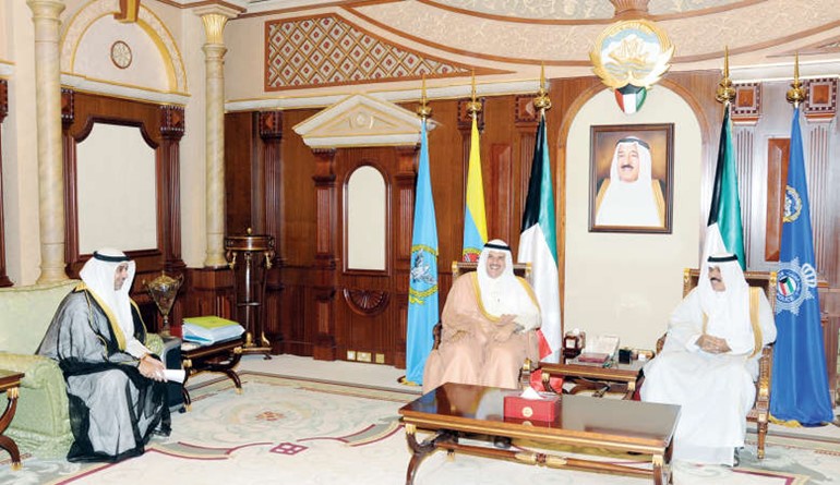 سمو ولي العهد الشيخ نواف الاحمد مستقبلا الشيخ سلمان الحمود والشيخ محمد العبدالله