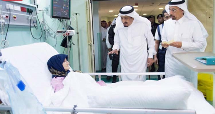 بالفيديو.. خادم الحرمين يزور حاجة إيرانية أصيبت في حادثة سقوط رافعة الحرم