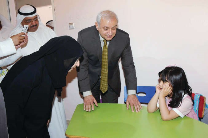 العيسى في حواره مع احدى تلميذات مدرسة سبيكة الخالد