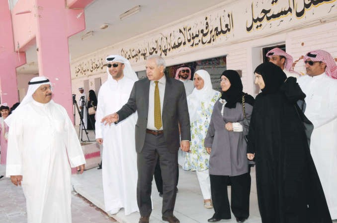 د بدر العيسى مع عدد من القيادات التربوية خلال جولته التفقدية على المدارس في بداية دوام جميع صفوف المرحلة الابتدائية
