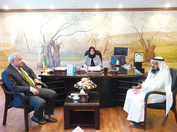 العيسى مع مدير حولي بمدرسة النجاح 