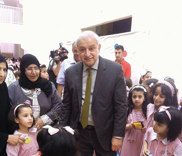 دبدر العيسى خلال تواجده بين مجموعة من الطالبات في الفرصة