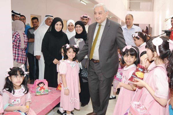 دبدر العيسى مع عدد من التلميذات خلال جولته في مدرسة سبيكة الخالد امس وتبدو بدرية الخالدي محمد خلوصي